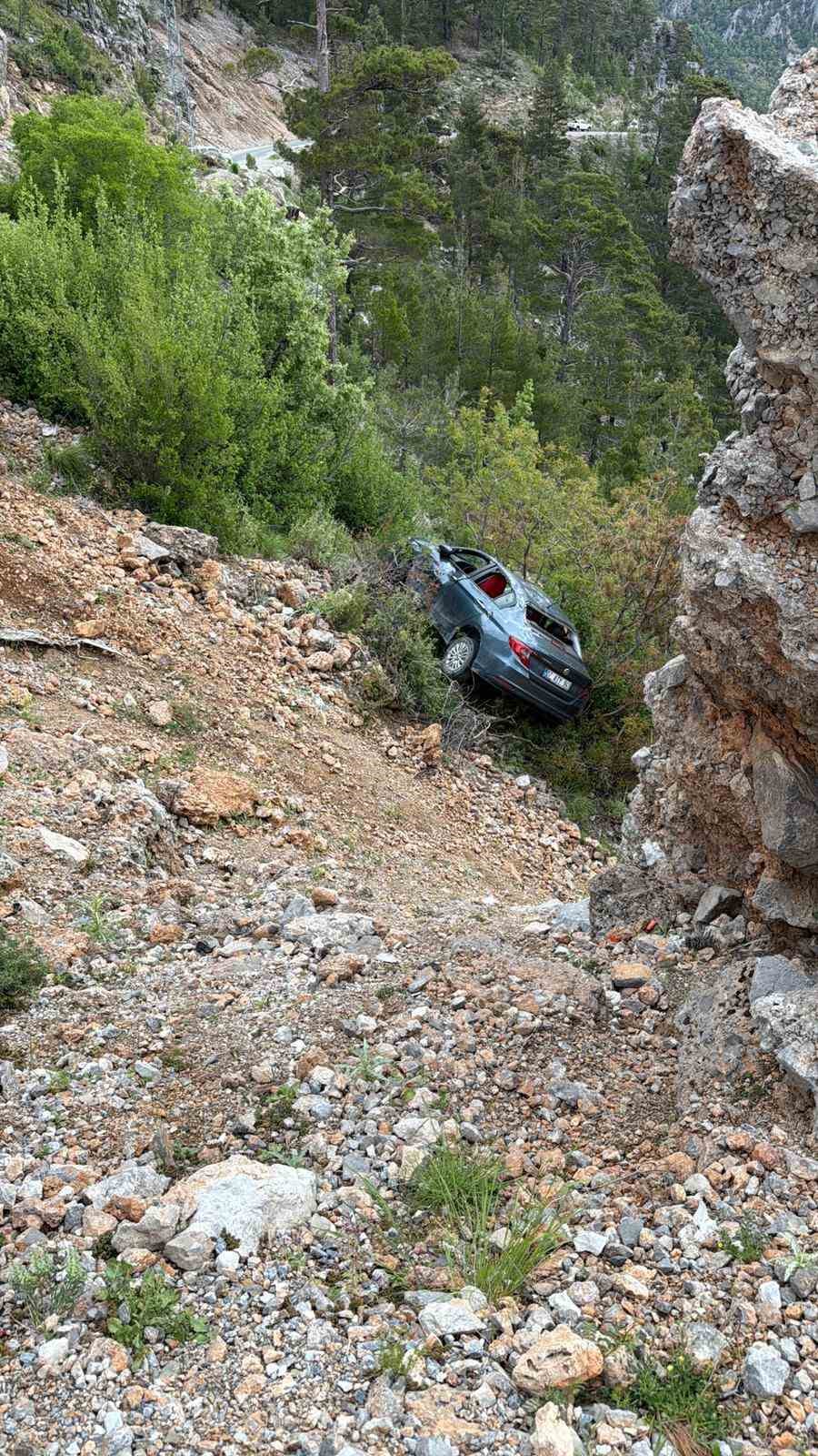 Otomobil şarampole yuvarlandı:3’ü çocuk 5 kişi yaralandı