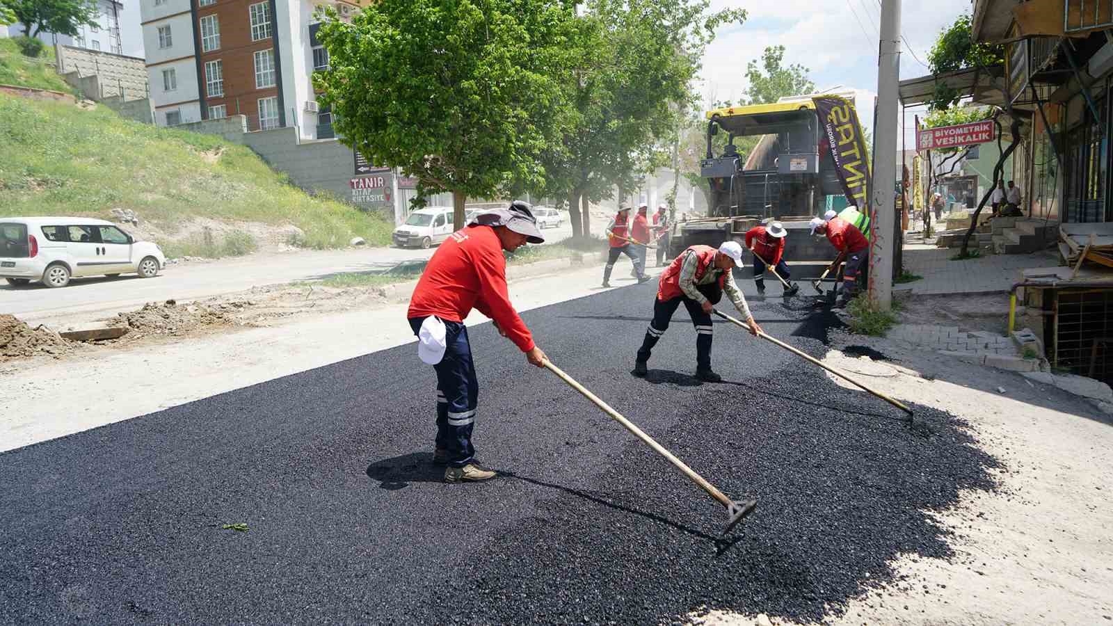 Başkan G&ouml;rgel: "Şehir tarihinin en b&uuml;y&uuml;k asfalt seferberliğine start verdik"
