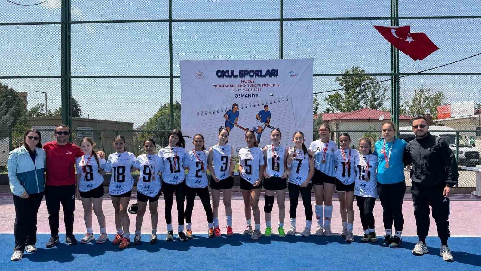Menteşe Cumhuriyet Ortaokulu hokey takımı Türkiye üçüncüsü oldu