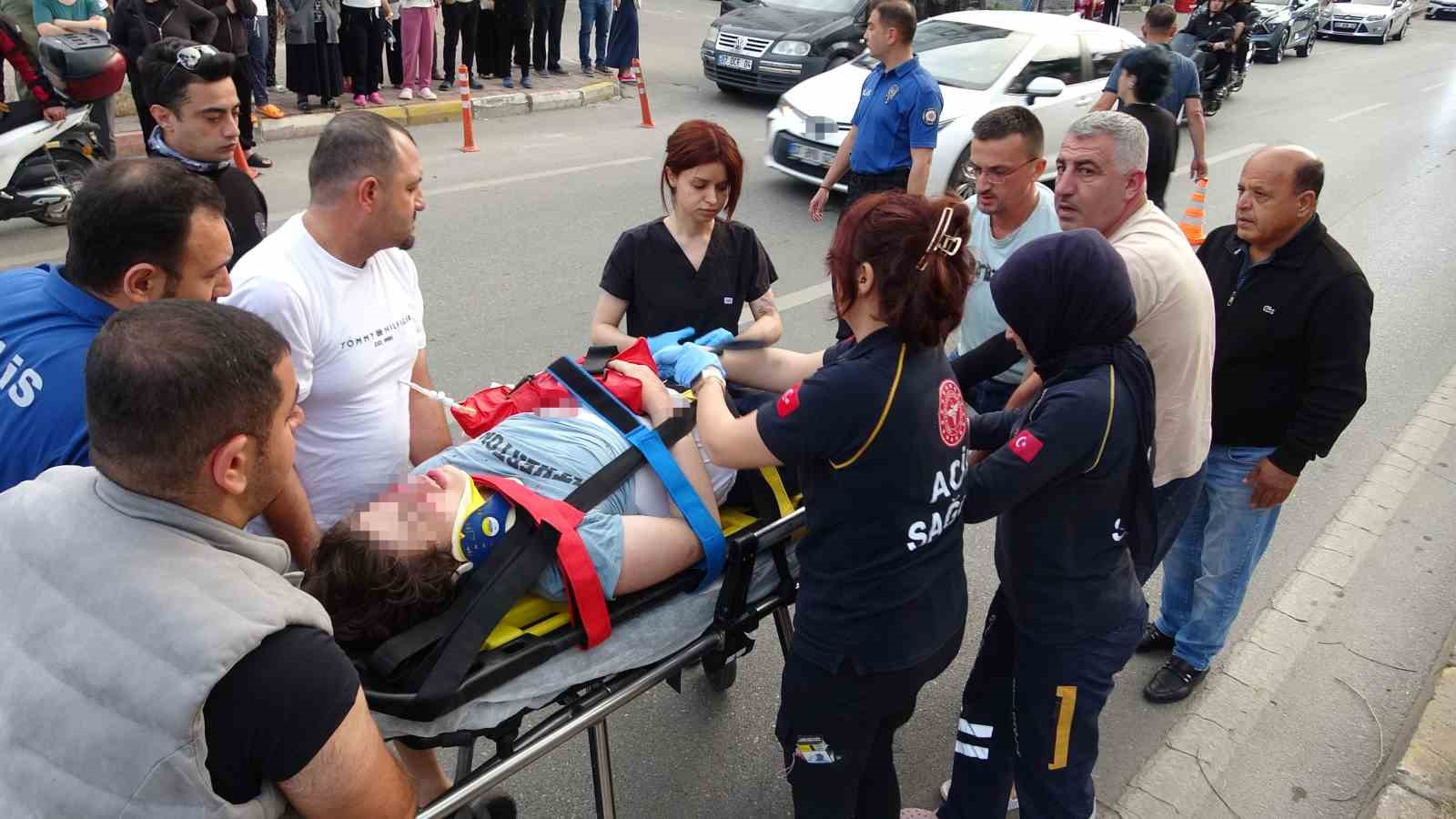 Karşıya ge&ccedil;meye &ccedil;alışan gence otomobil &ccedil;arptı, kız arkadaşı ve annesi sinir krizi ge&ccedil;irdi
