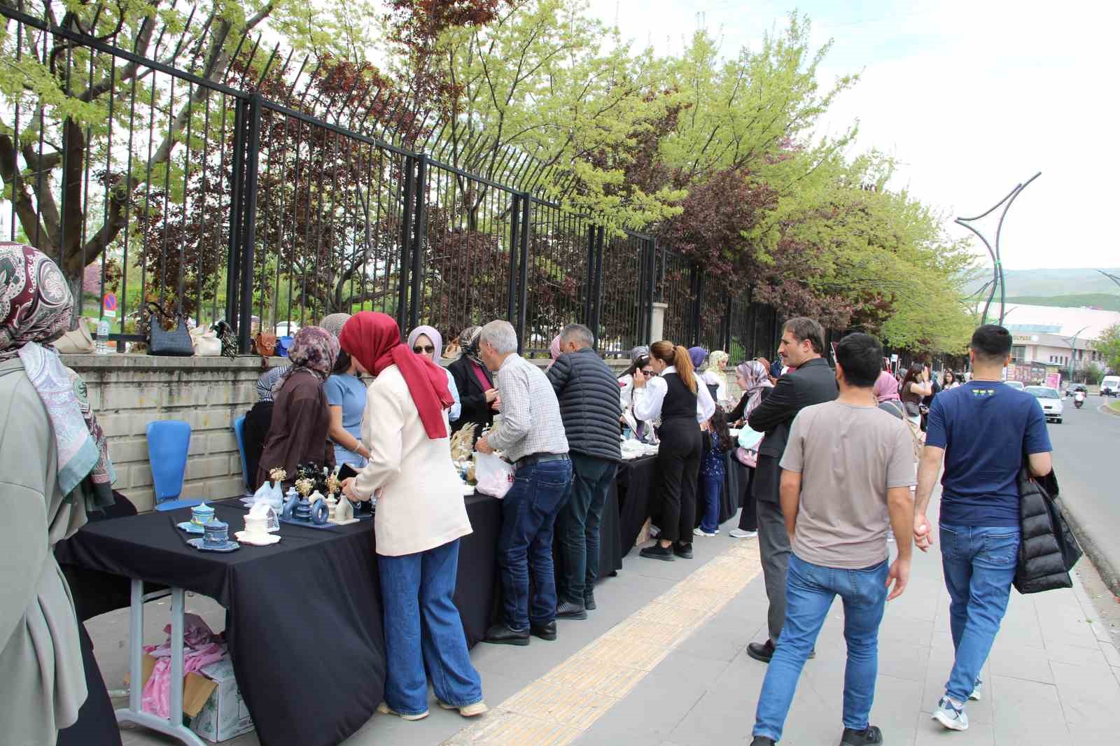 Üniversite öğrencilerinin yıl boyunca yaptıkları el emeği ürünleri görücüye çıktı