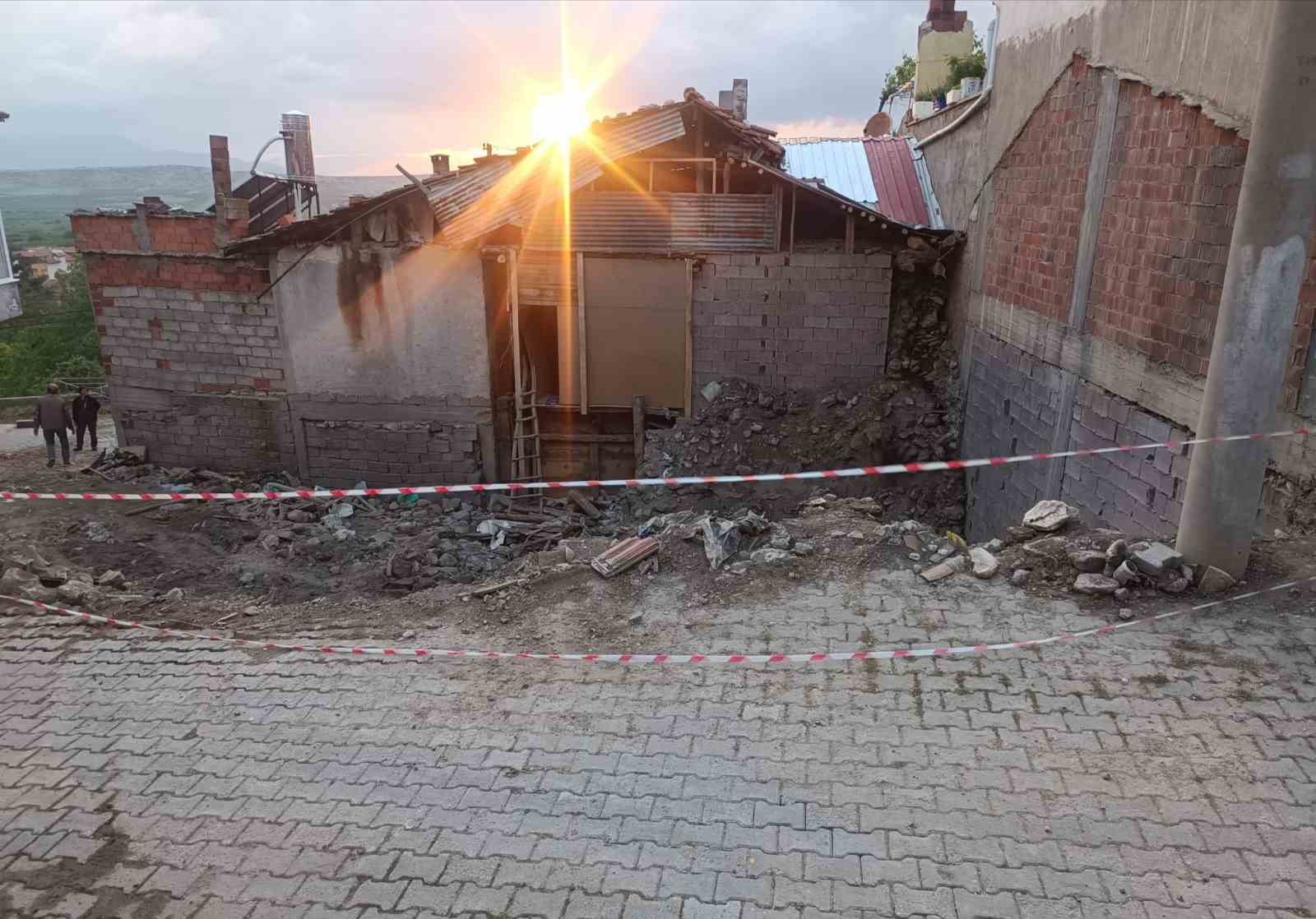 Yıkılan metruk evde oynayan çocuklar kurtuluş savaşına ait olduğu değerlendirilen el bombası buldu
