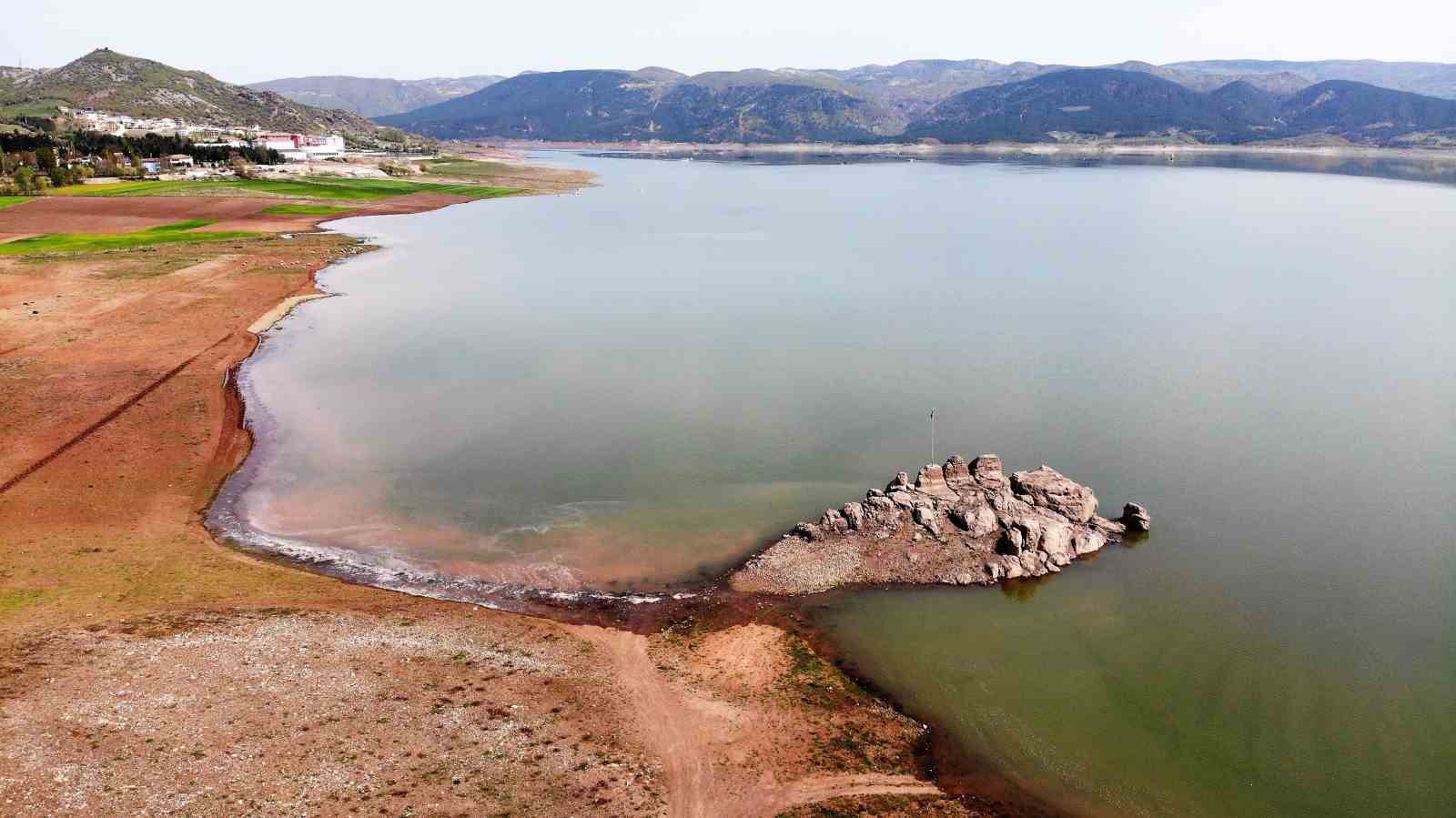 Almus Barajı&rsquo;ndaki ada, yağışlarla birlikte sular altında kaldı
