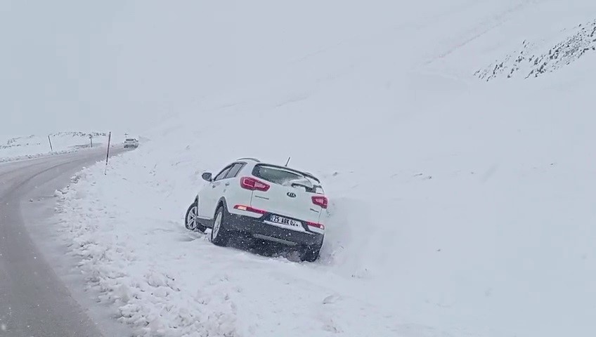 Paland&ouml;ken ge&ccedil;idinde kar ve tipi etkili oluyor
