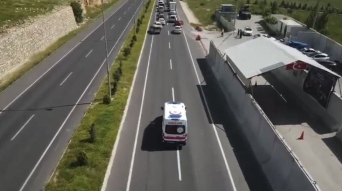 Trafikte fermuar sistemiyle ambulanslara hızlı ge&ccedil;iş hedefleniyor
