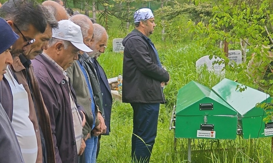 Oğlu &ccedil;ekyattan d&uuml;ş&uuml;p &ouml;len baba trafik kazasında hayatını kaybetti
