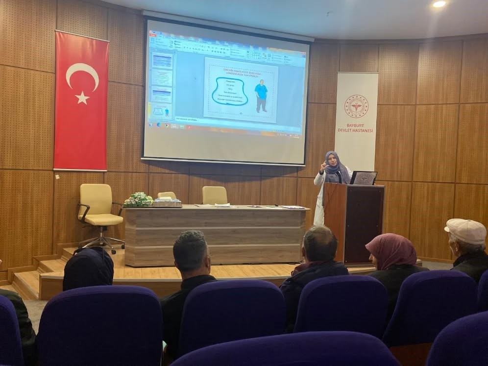 Bayburt Devlet Hastanesinde diyabet okulu eğitimleri devam ediyor

