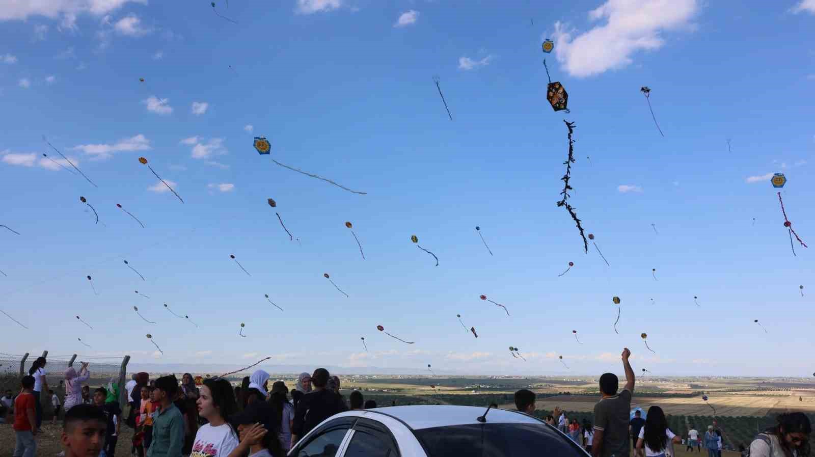 Jandarma sınırda &ccedil;ocuklarla birlikte u&ccedil;urtma u&ccedil;urdu
