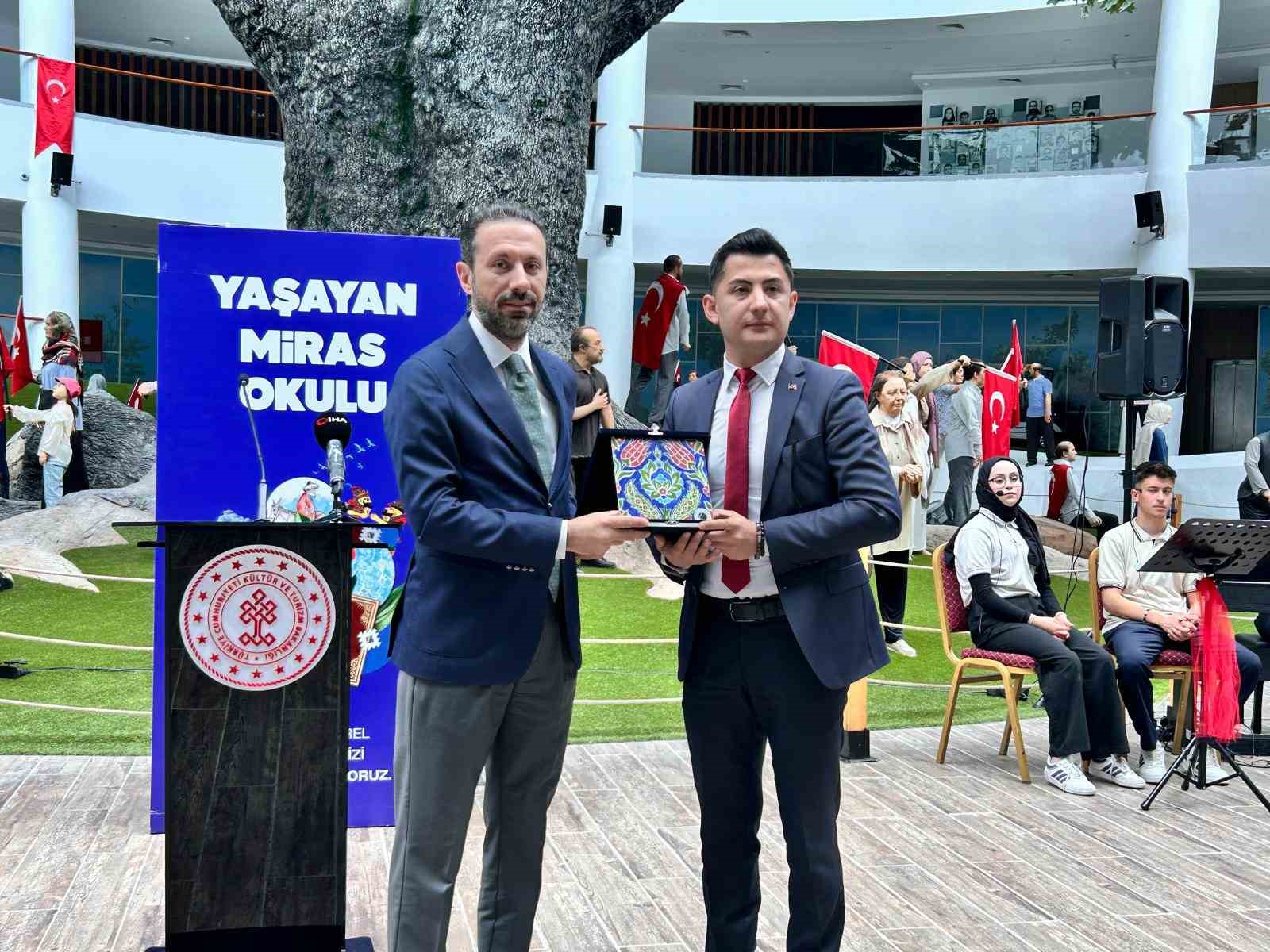 Ankara&rsquo;da "Yaşayan Miras Okulu Gen&ccedil;lik Ş&ouml;leni" &ouml;ğrencilerle buluştu
