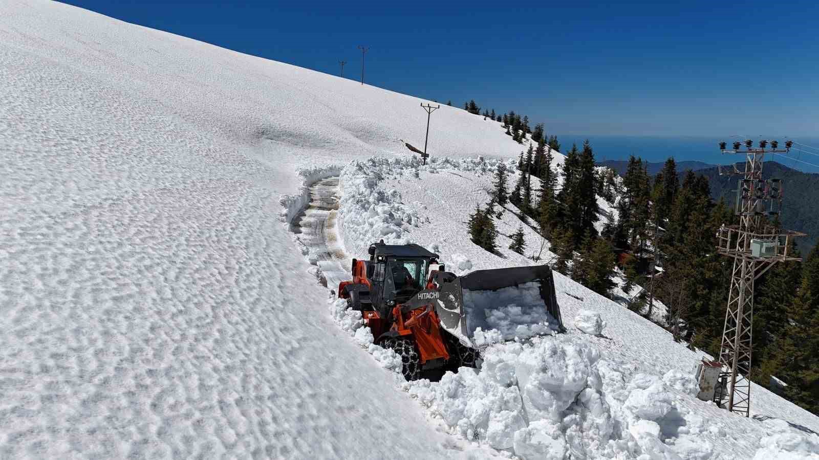 Rize’de yayla yollarında kar temizleme çalışması sürüyor