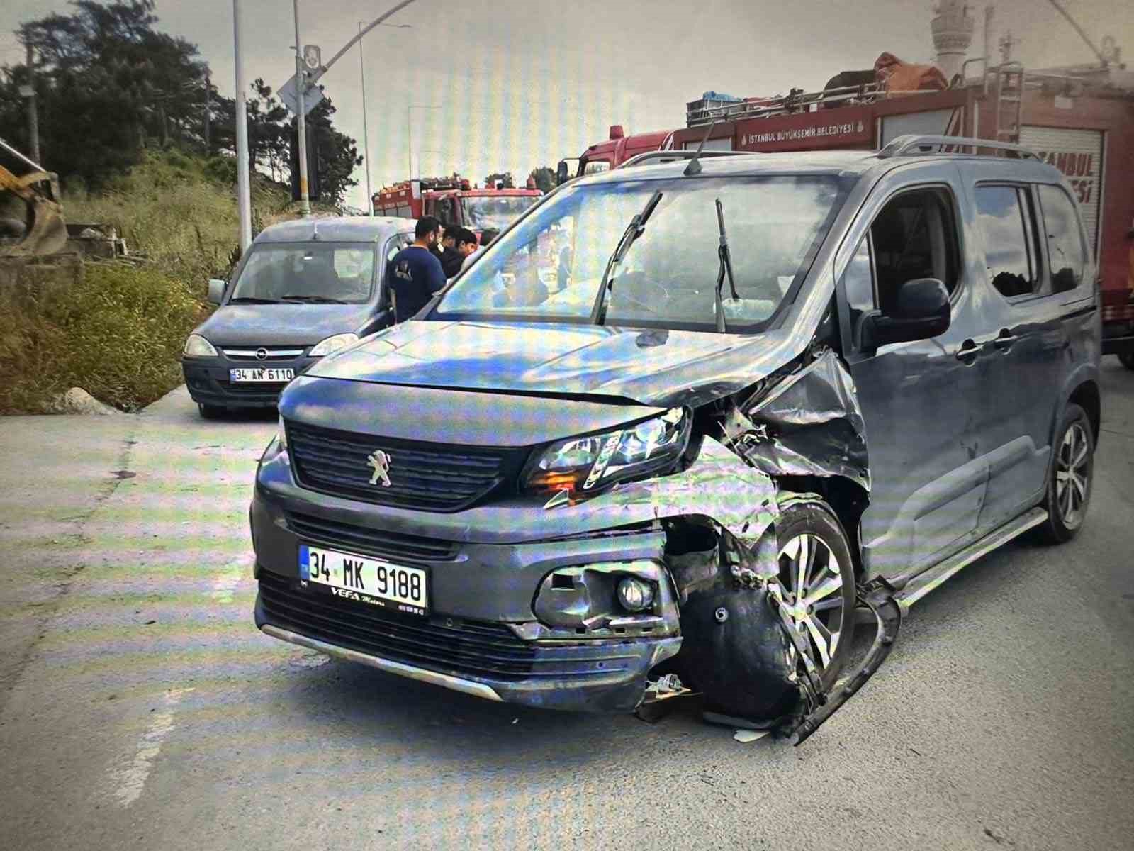 Arnavutk&ouml;y&rsquo;de zincirleme kaza: 5 yaralı
