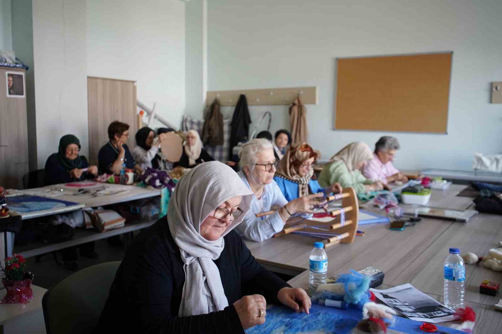 84 yaşında, hobi olarak başladığı keçe sanatında şuan kendi sergisini açmak istiyor
