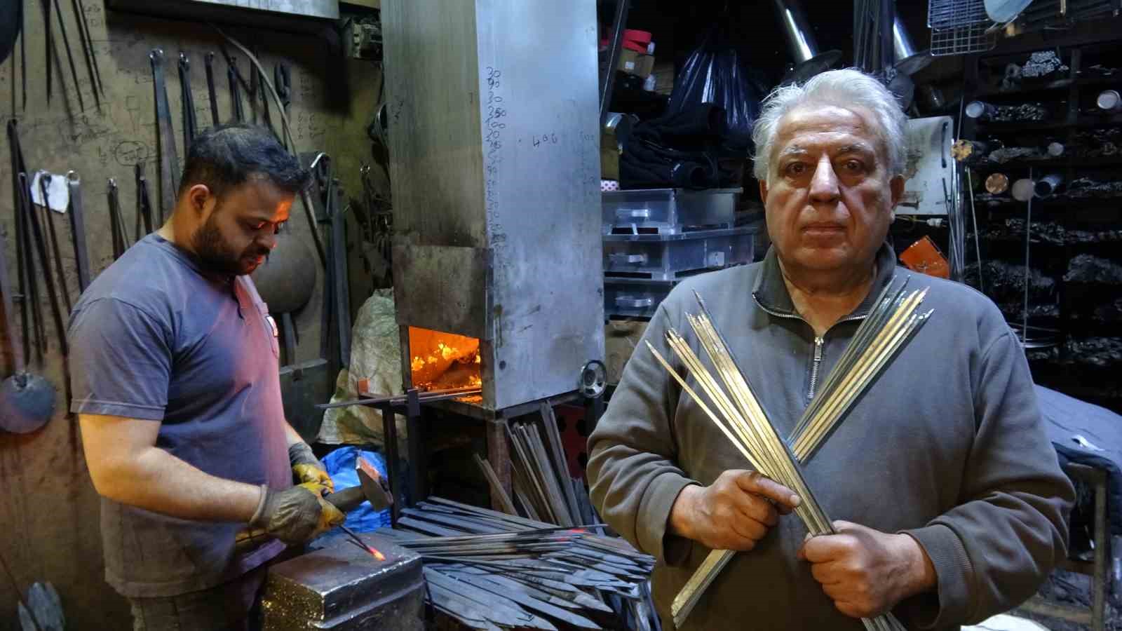 Kebap şişleri bayram i&ccedil;in hazırlanıyor
