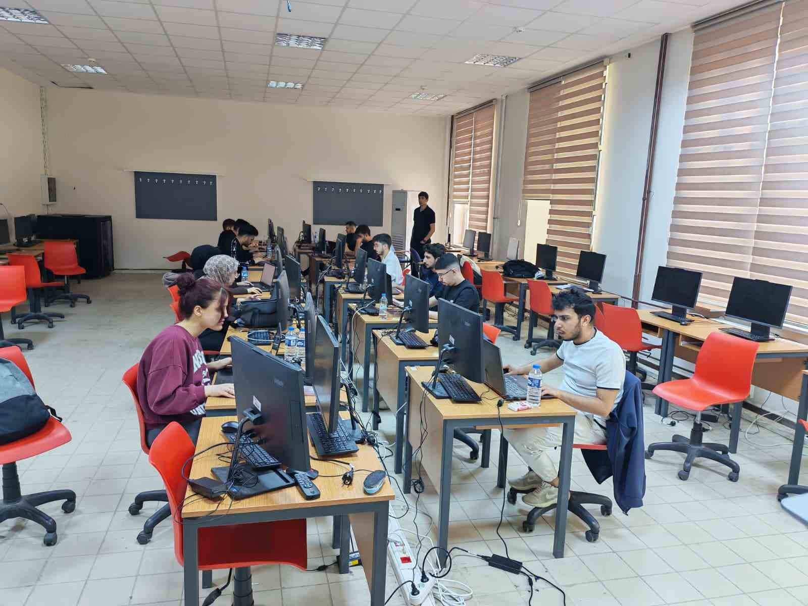 Karslı gen&ccedil;ler Siber Vatan 2026 yarı finalinde yeteneklerini sergiledi
