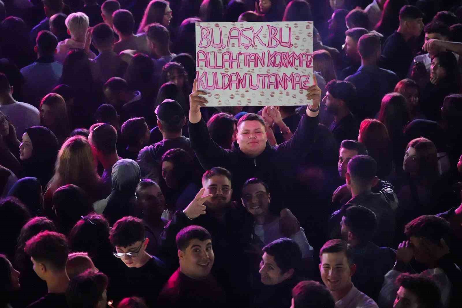 Zeynep Bastık’tan Manisa’da konser