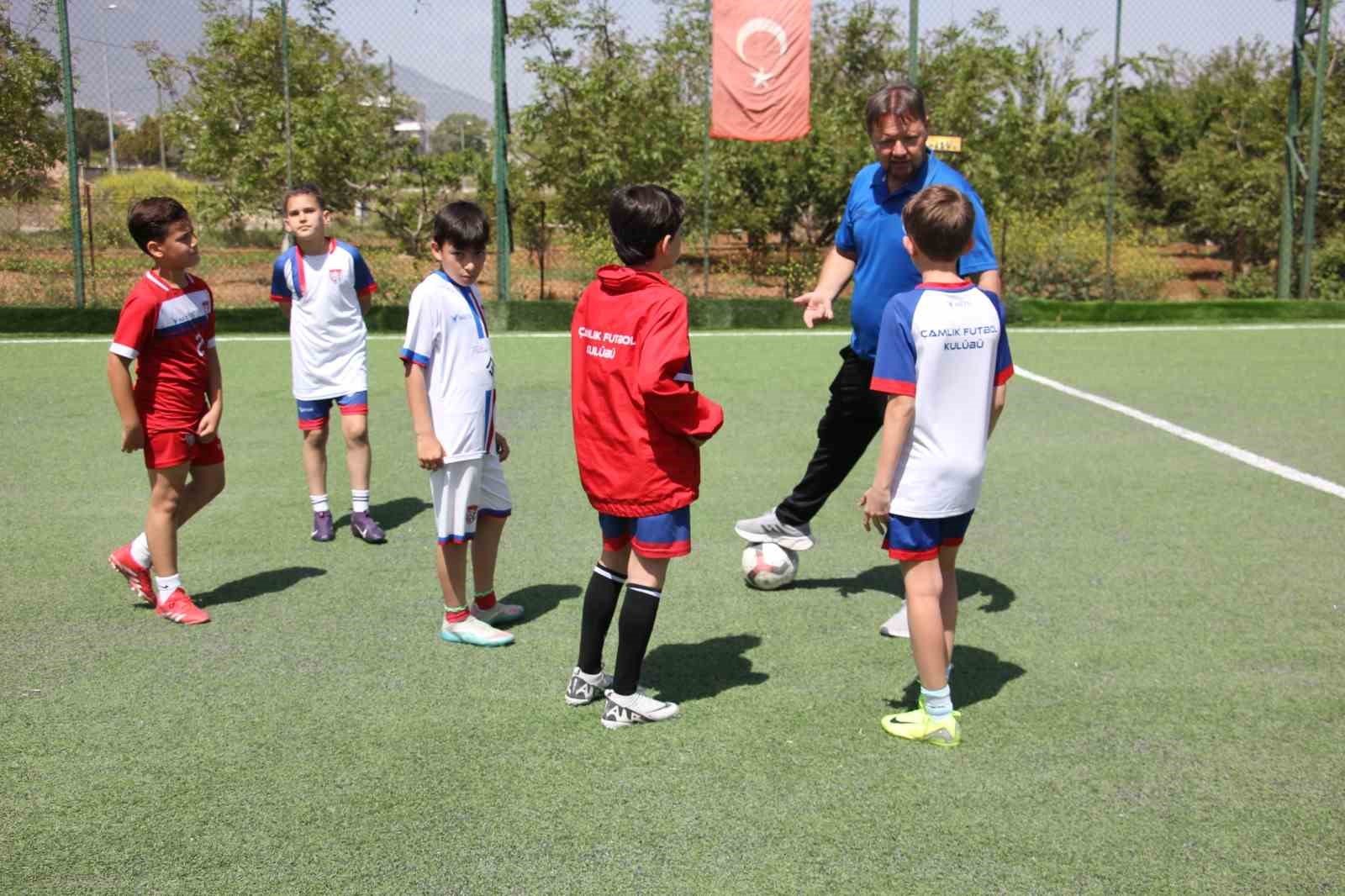 Şenol &Uuml;nl&uuml;: "Futbol okulları ticarethaneye d&ouml;nd&uuml;"

