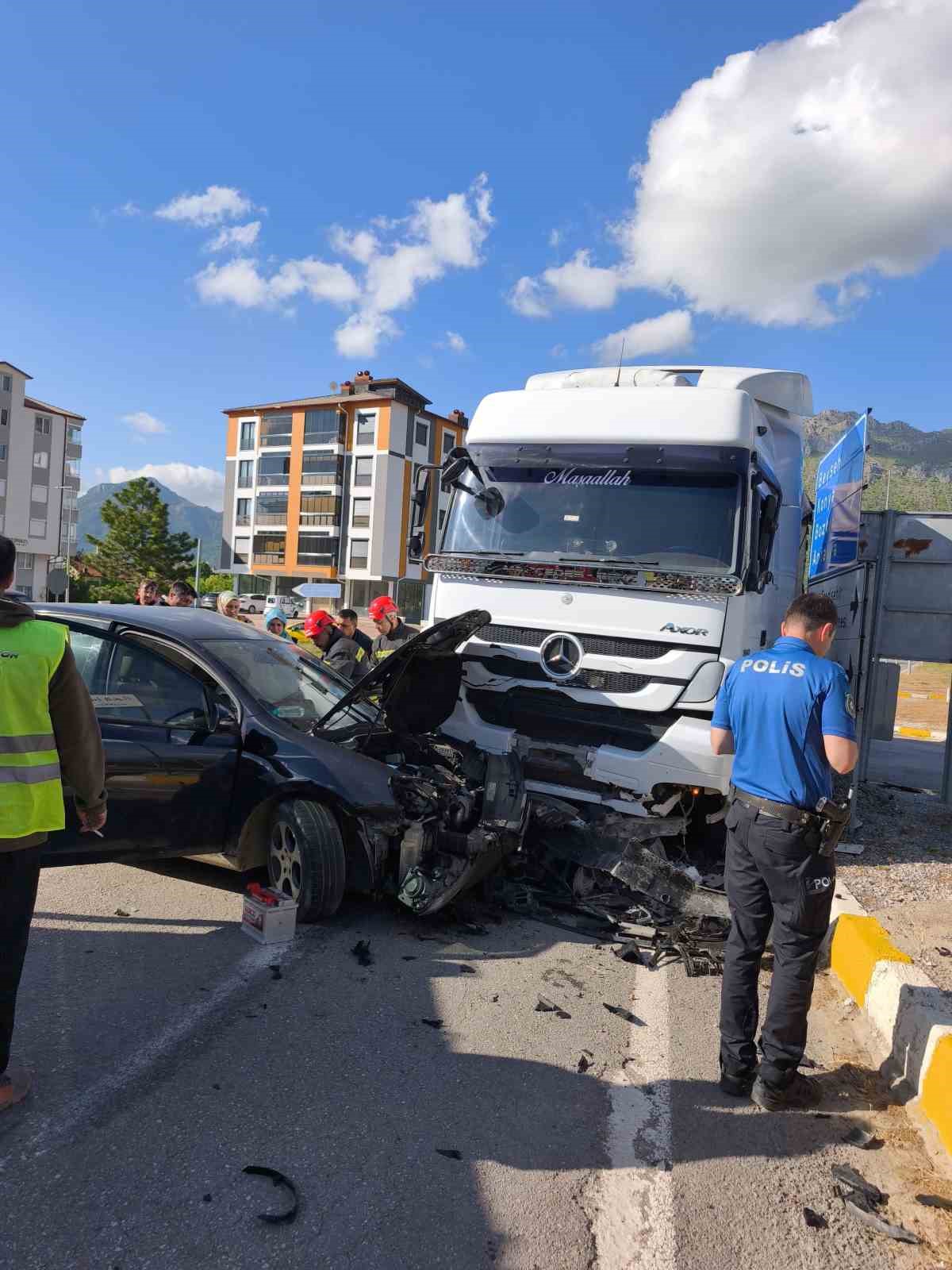 Seydişehir&rsquo;de tır ile otomobil &ccedil;arpıştı: 1 yaralı
