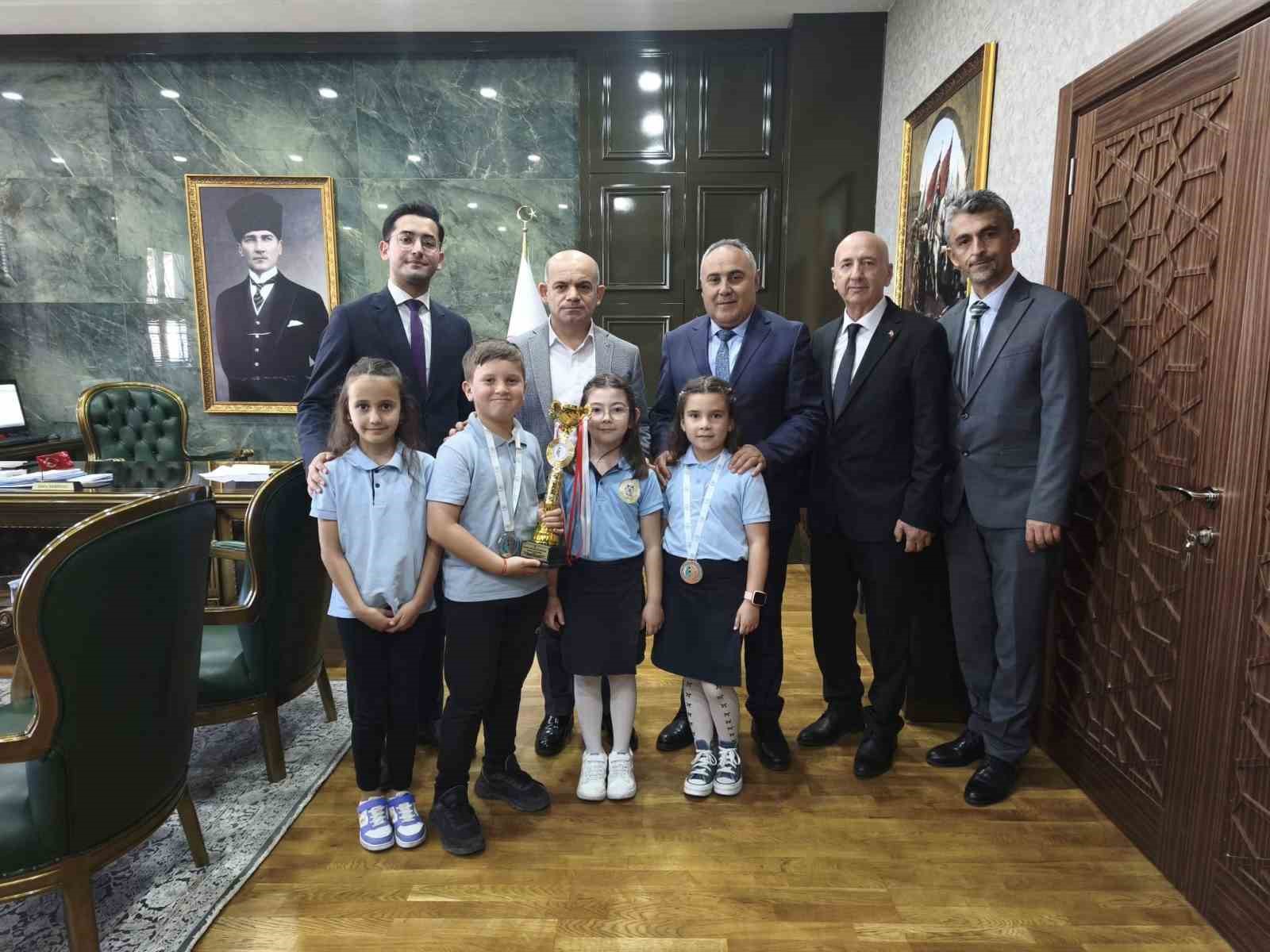 Çan Cumhuriyet İlkokulu Öğrencileri Akıl Zeka Oyunlarında Türkiye Finallerine Katıldı