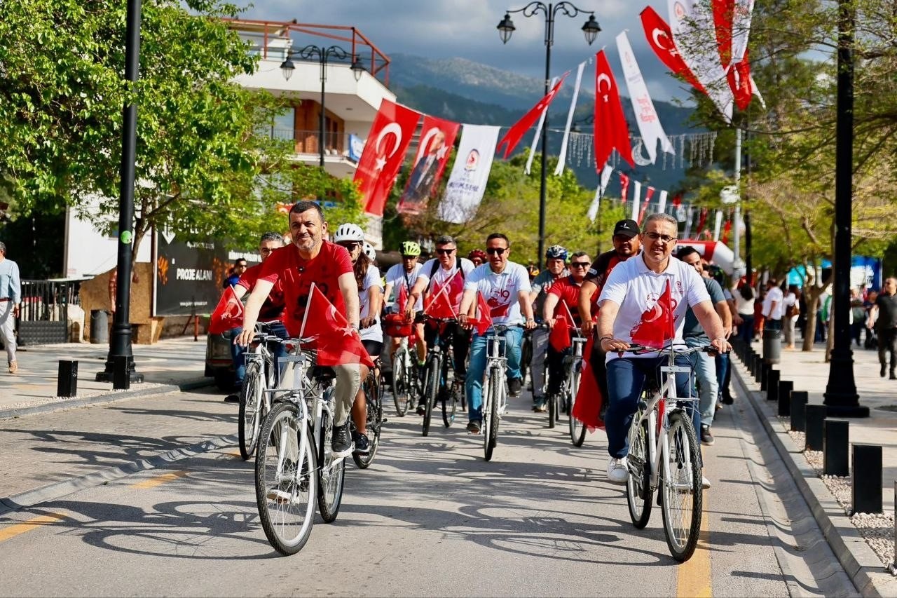 19 Mayıs ruhuyla umuda pedal &ccedil;evirdiler
