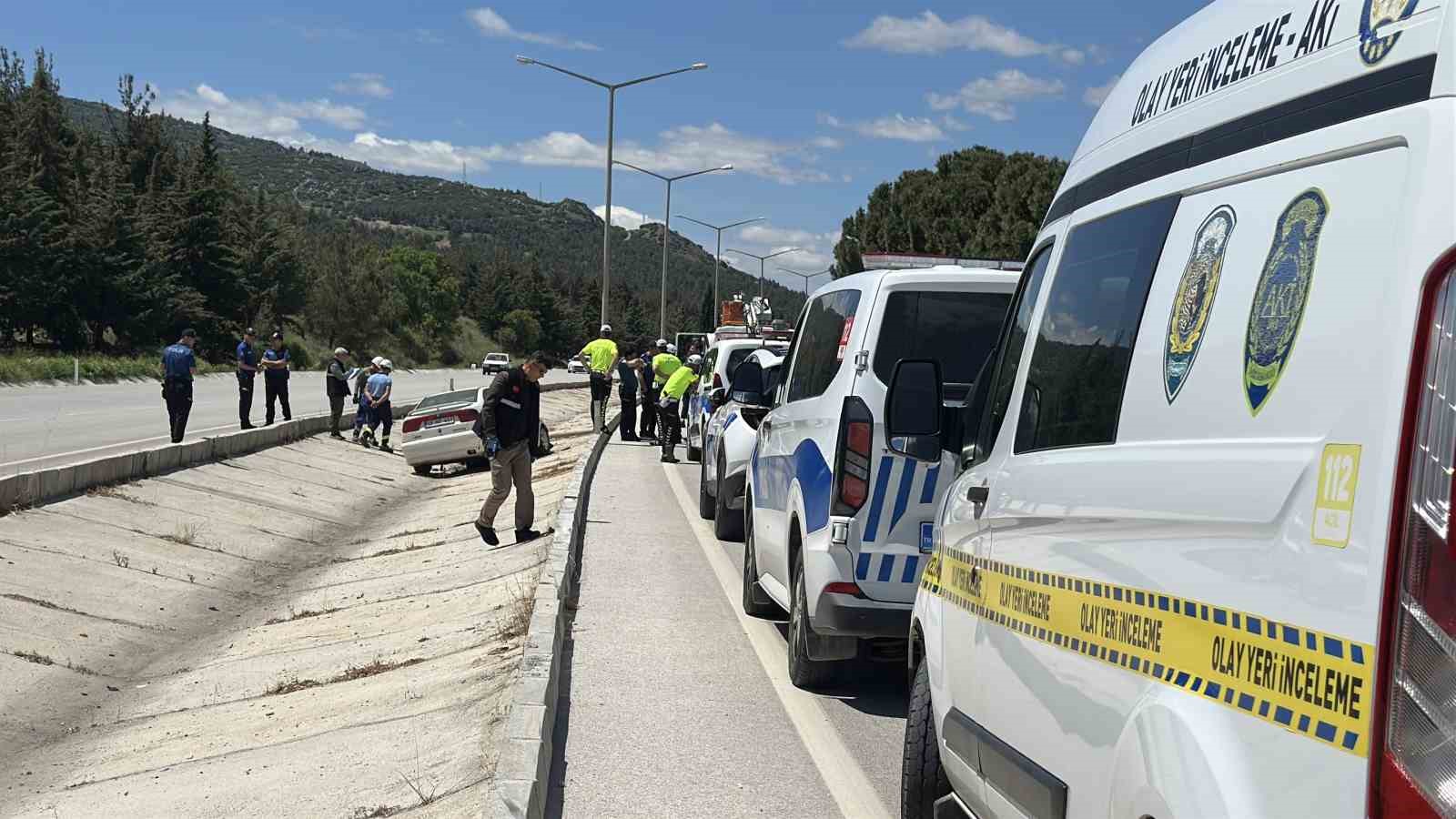 Otomobil elektrik direğine &ccedil;arptı: 1 yaralı
