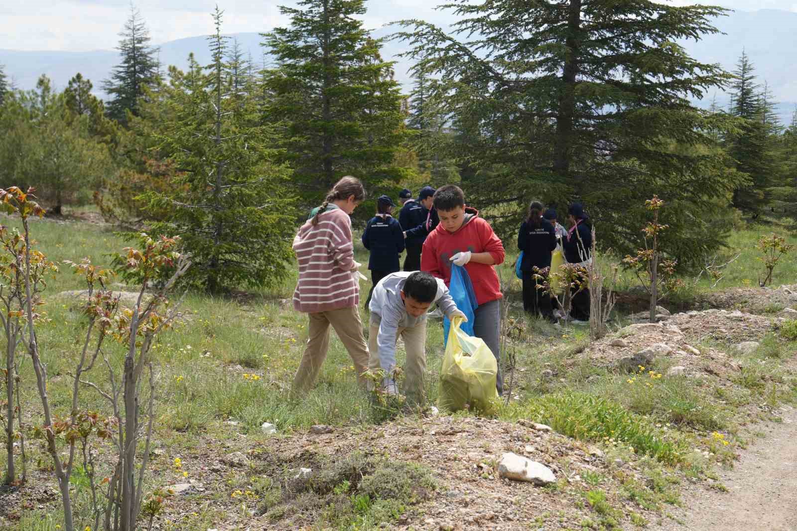 Niğde&rsquo;de &rsquo;Ormanı sev, yeşili koru&rsquo; mesajı ile sahaya &ccedil;ıkıldı
