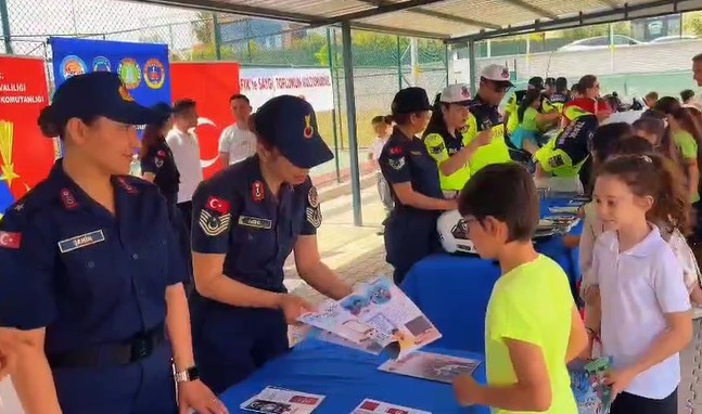 Mersin&rsquo;de jandarmadan &ouml;ğrencilere tanıtım etkinliği
