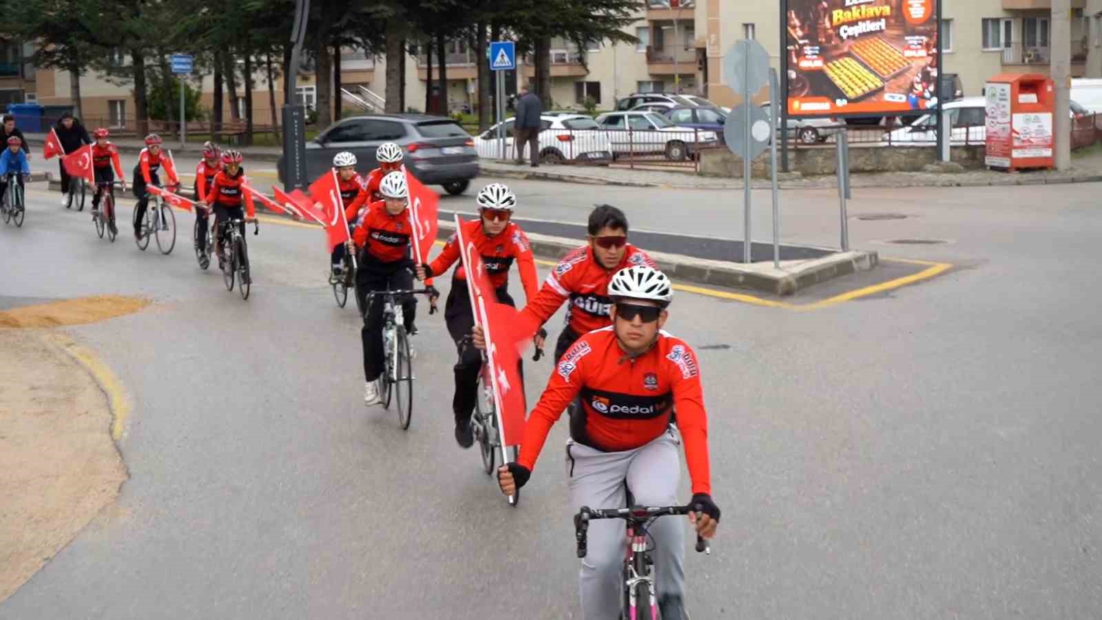 Bolu&rsquo;da ellerinde T&uuml;rk bayraklarıyla Gen&ccedil;lik Haftası&rsquo;nda pedal &ccedil;evirdiler
