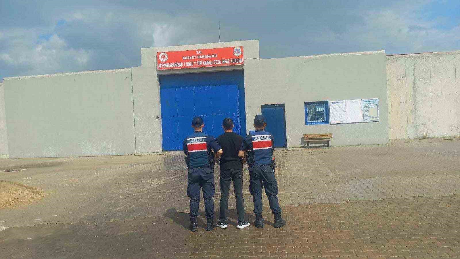Jandarma çeşitli suçlardan aranan 43 kişiyi yakaladı