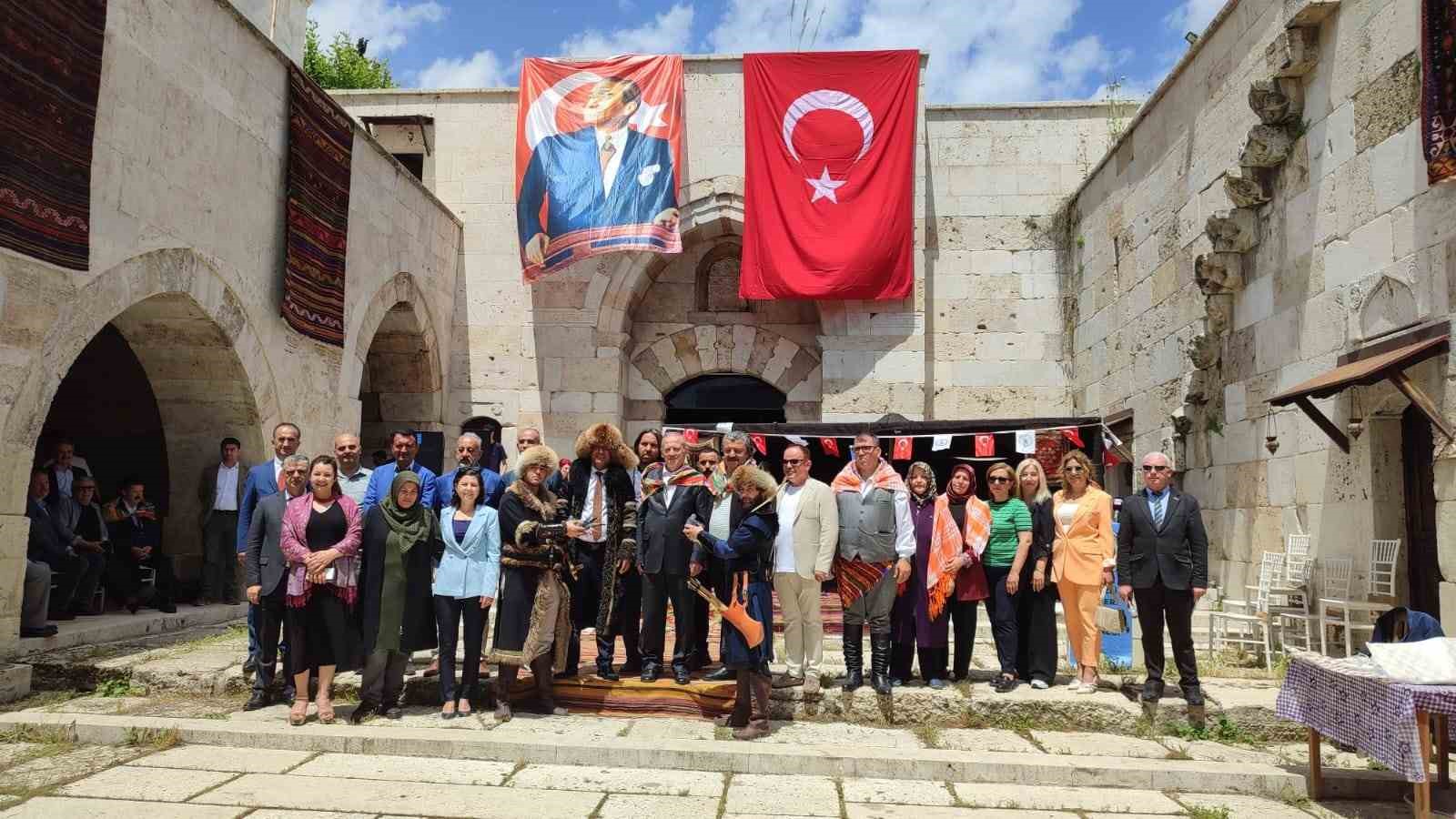 Tarihi Akhan Kervansarayı Y&ouml;r&uuml;k k&uuml;lt&uuml;r&uuml;ne ev sahipliği yaptı

