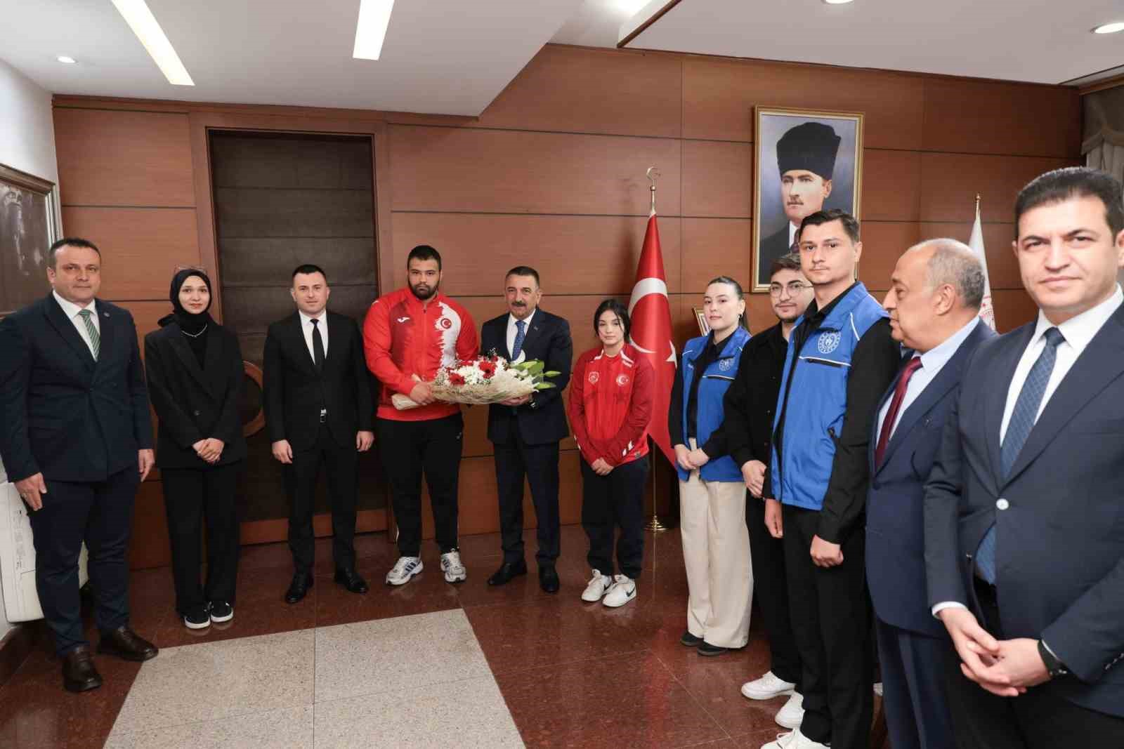 Zonguldak’ta gençlerden valiliğe ziyaret
