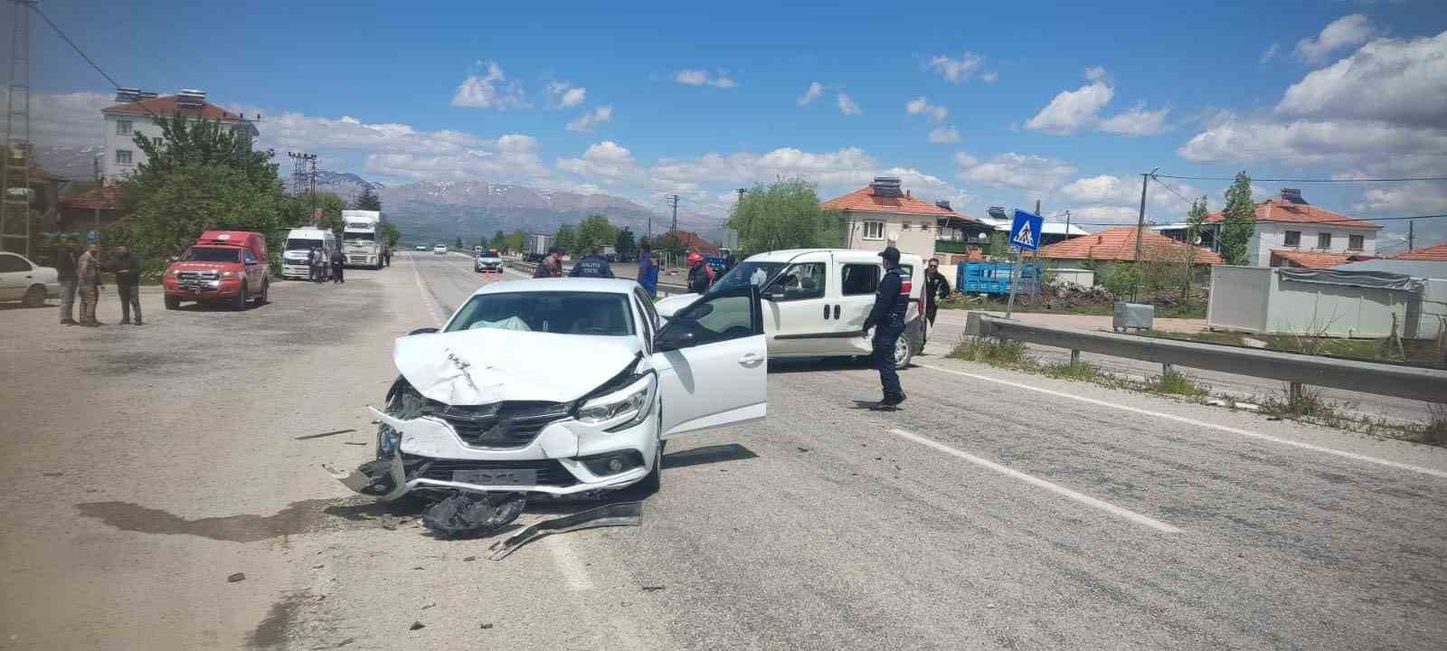 Malatya’da hafif ticari araç ile otomobil çarpıştı: 2 yaralı