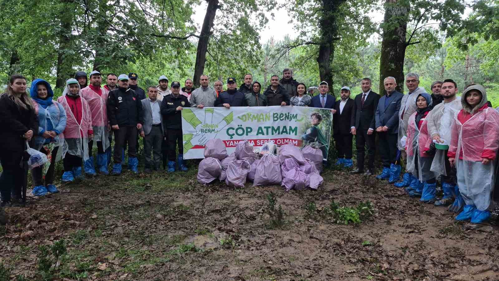 Yağmur &ccedil;amur demeden ormanda &ccedil;&ouml;p topladılar
