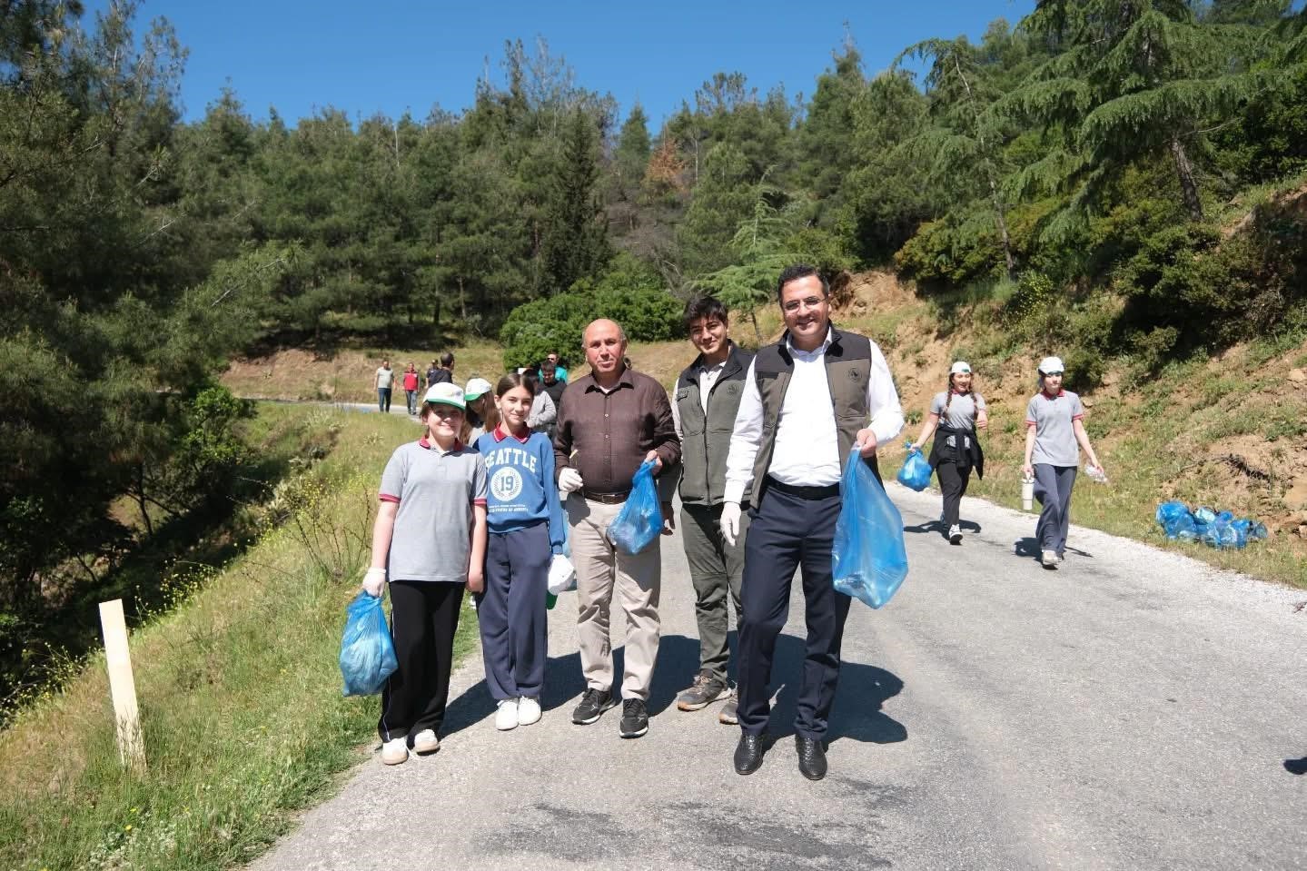&Ouml;ğrenciler ve protokol el ele &ccedil;&ouml;p topladı
