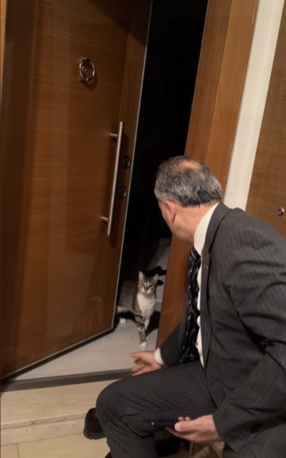 Evin anahtarı arabada kaldı, kapıyı ’Fred’ açtı