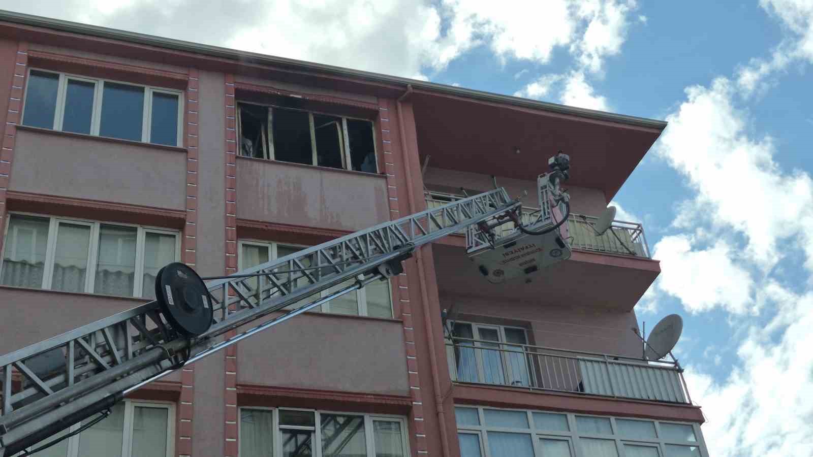 Yangından sürünerek kaçmaya çalışan kadın hastanede hayatını kaybetti