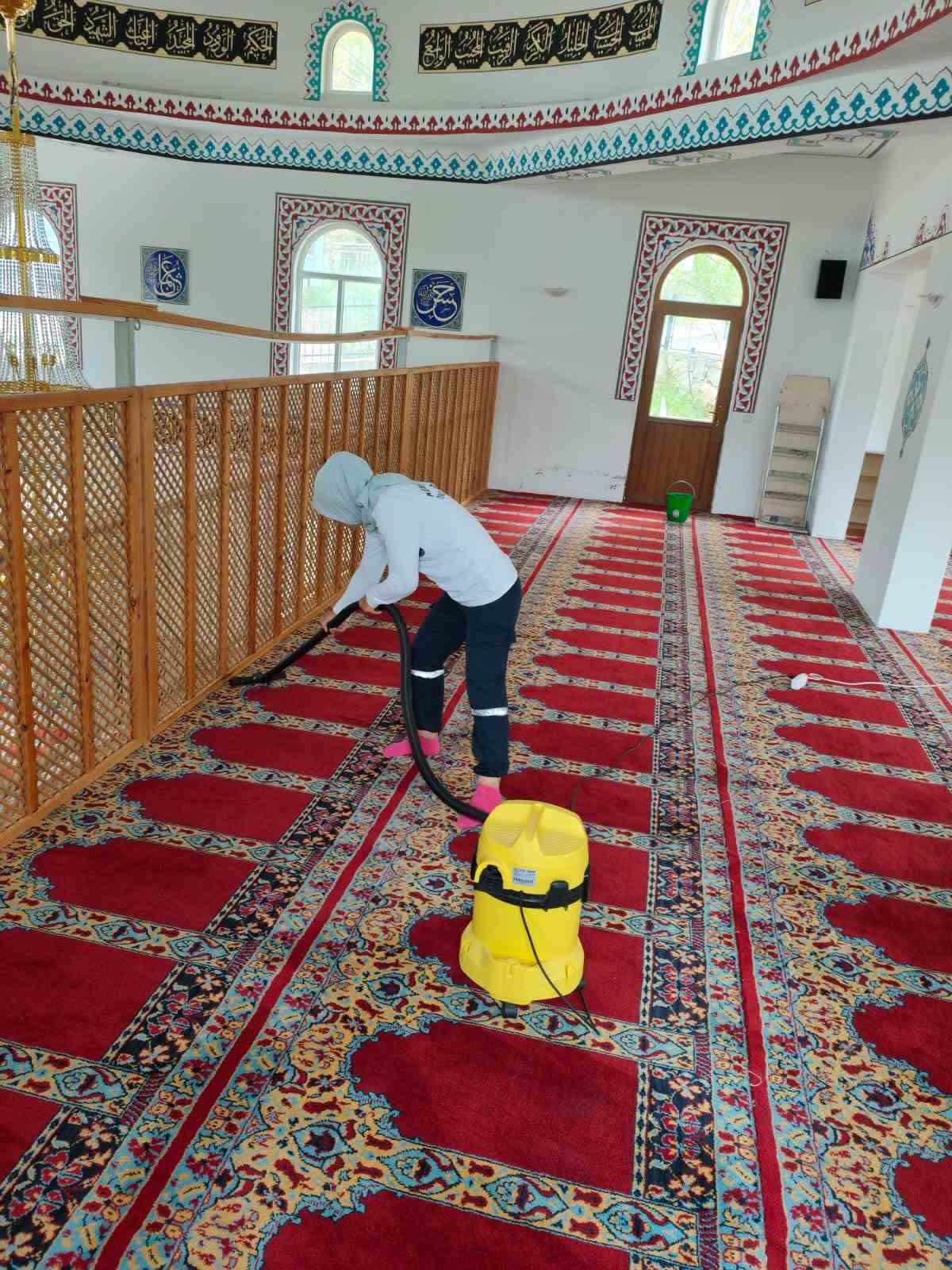 Antalya&rsquo;nın Kemer il&ccedil;esinde  bayram &ouml;ncesi camilerde temizlik seferberliği
