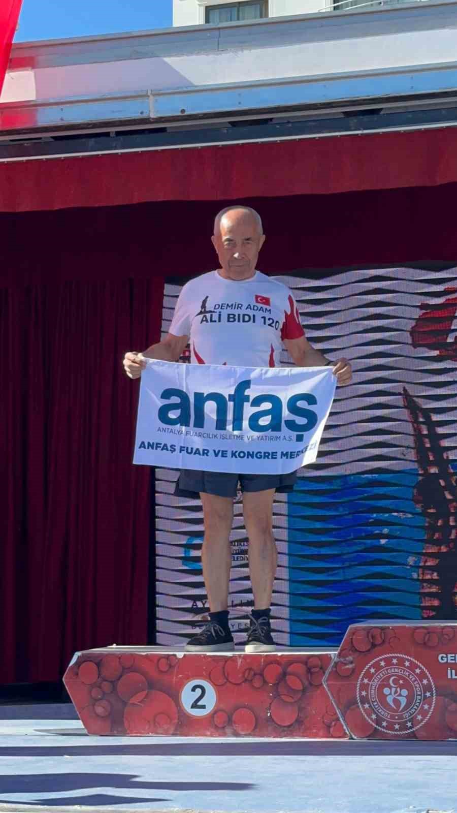 75 yaşındaki "Demir Adam" Ayvalık’ta ikinci oldu