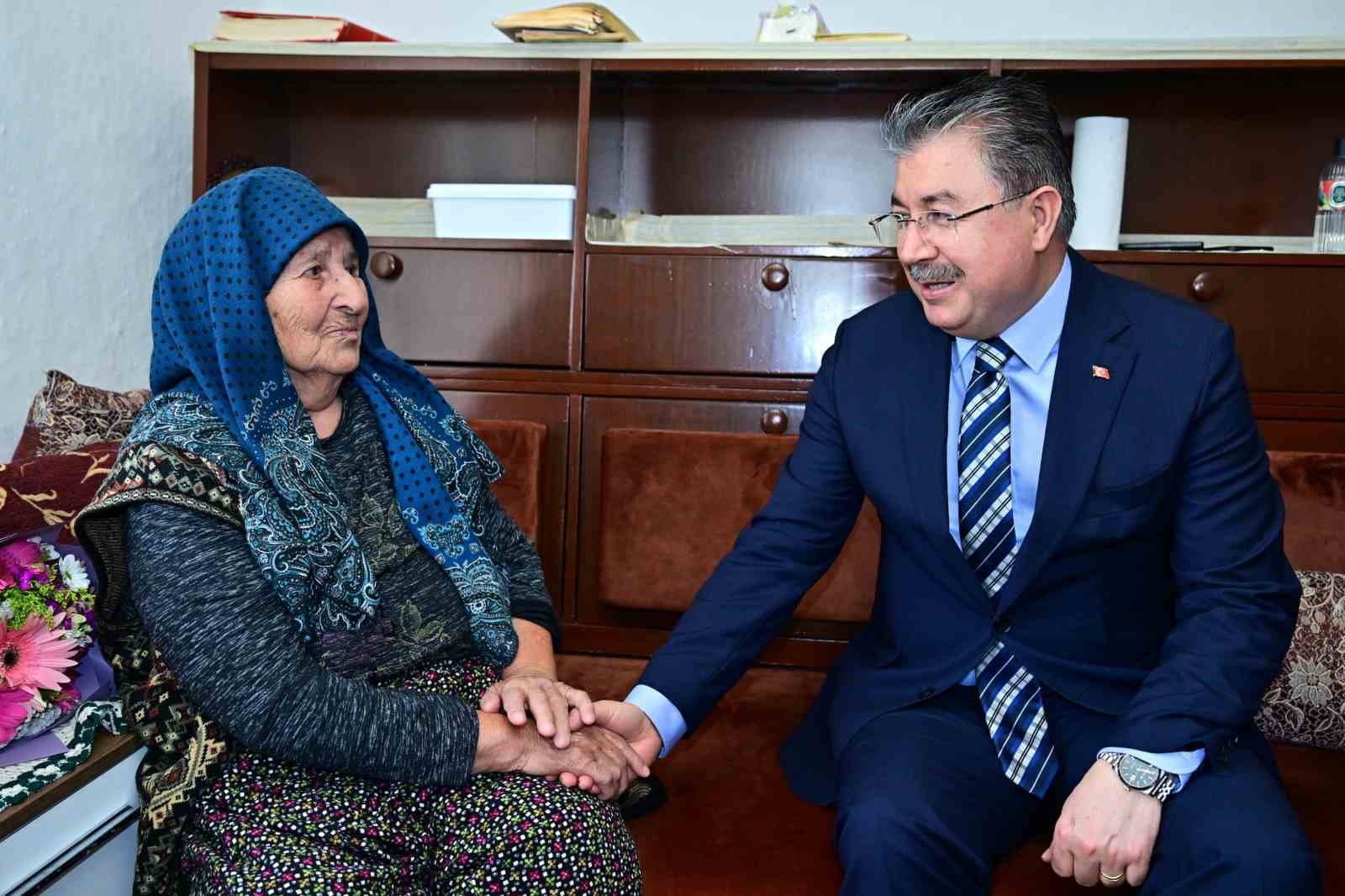 Vali Yılmaz’dan Ayşe teyzeye anlamlı ziyaret