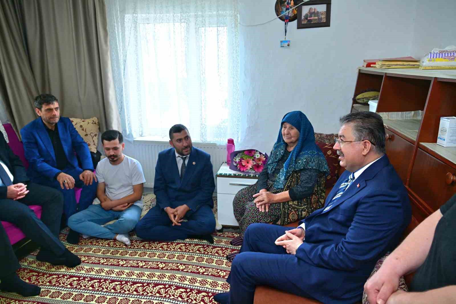 Vali Yılmaz&rsquo;dan Ayşe teyzeye anlamlı ziyaret
