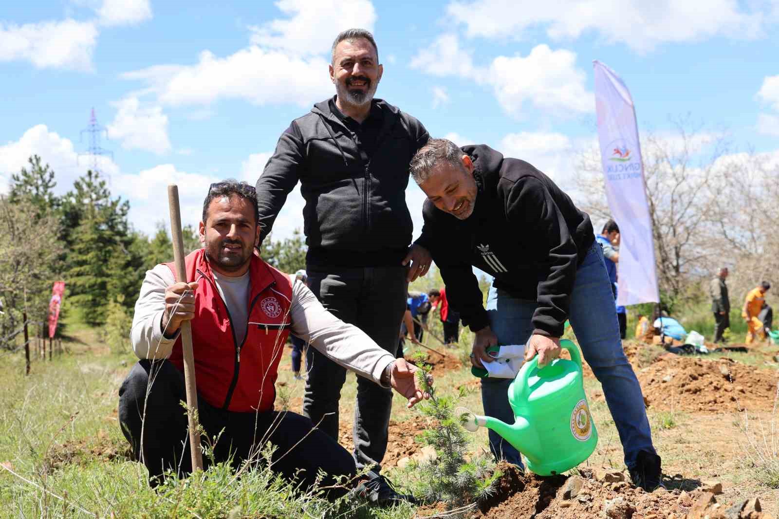 &rsquo;Orman Benim&rsquo; diyen Elazığlılar &ccedil;&ouml;p toplayıp fidan dikti
