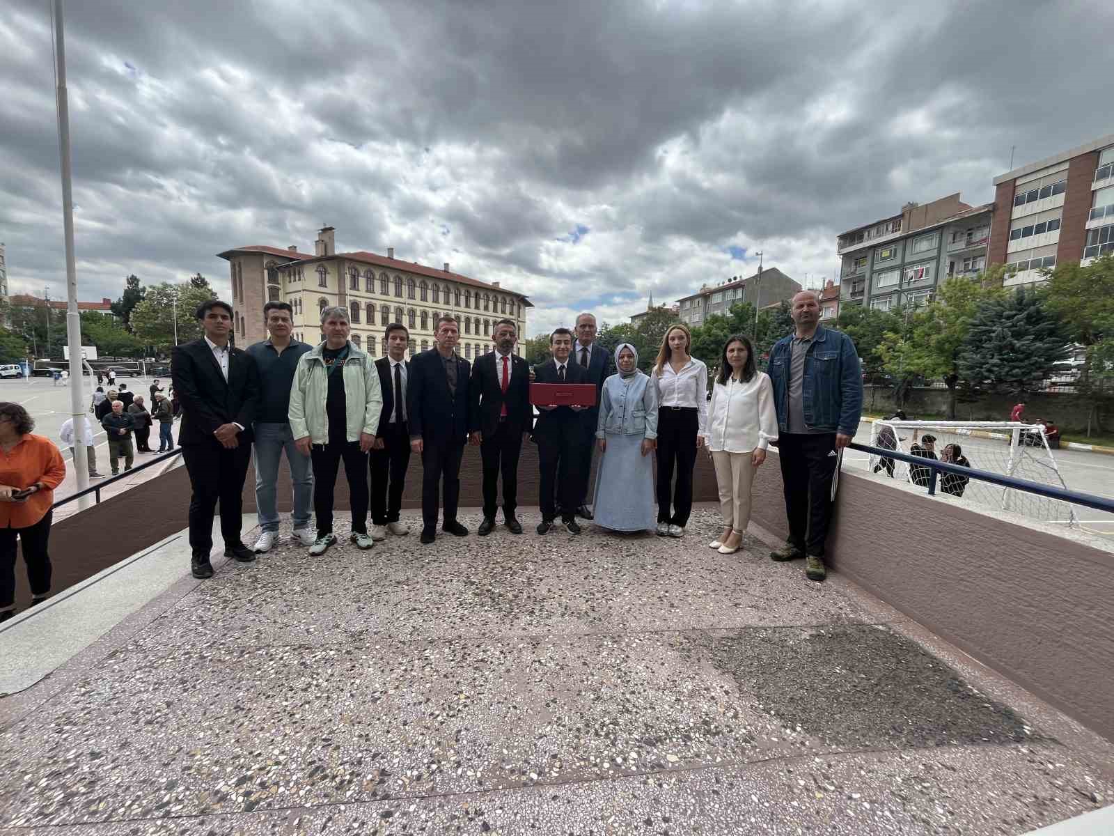 &Ccedil;anakkale Şehitliğinde dalgalanan bayrak, Konya&rsquo;nın tarihi lisesinde
