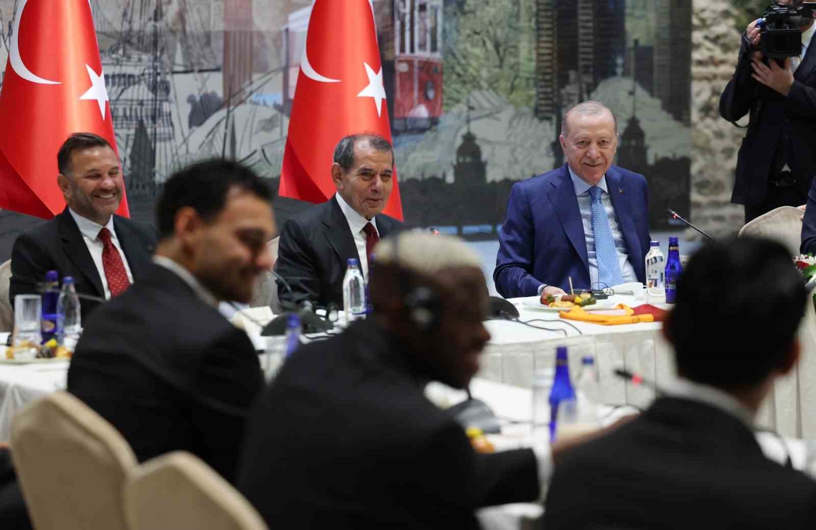 Cumhurbaşkanı Erdoğan, Galatasaray Futbol Takımı oyuncularını ve teknik heyetini kabul etti
