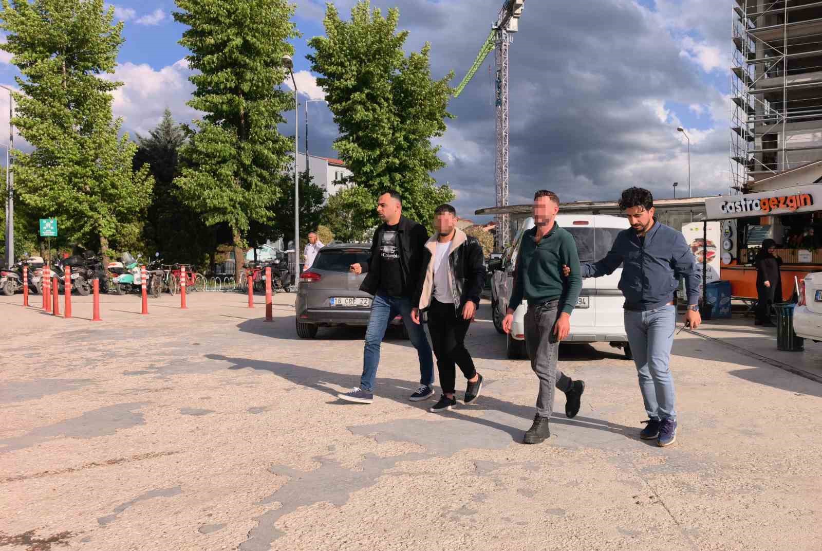 İneg&ouml;l&rsquo;de enseden bı&ccedil;aklayan ş&uuml;pheli ile ağabeyi yakalandı
