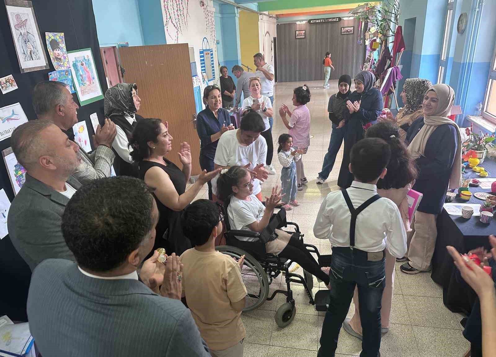 ’Aynı gökyüzünün farklı yıldızlarıyız’ sergisi büyük beğeni topladı