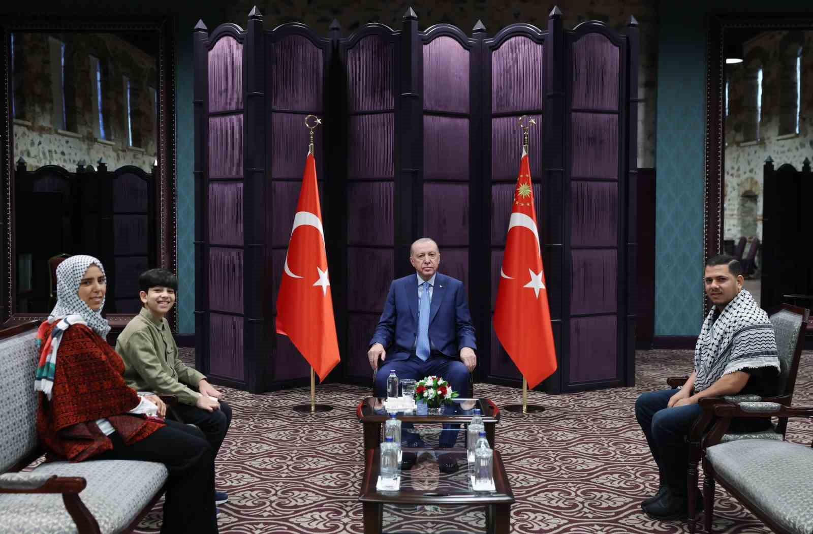Cumhurbaşkanı Erdoğan, 11 yaşındaki Gazzeli Ramazan Ebu Cezer ve ailesini kabul etti