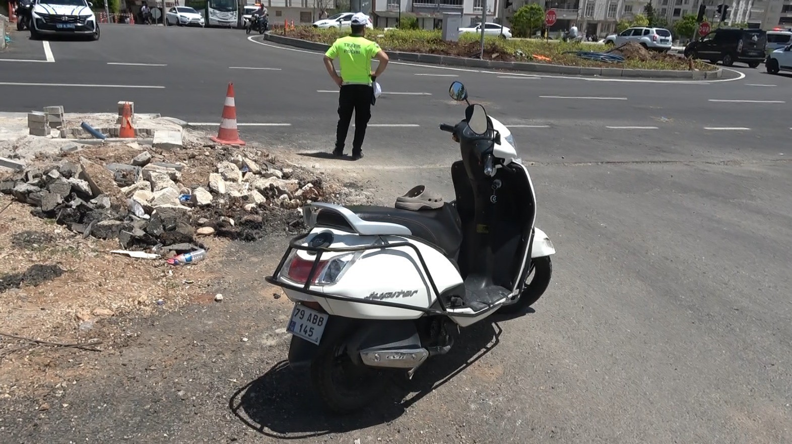 Kilis&rsquo;te tır ile &ccedil;arpışan motosikletteki 2 kişi ağır yaralandı
