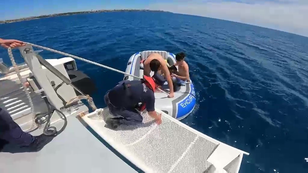 Şişme botları patlayan ve rüzgarla sürüklenen 2 genci sahil güvenlik ekipleri kurtardı