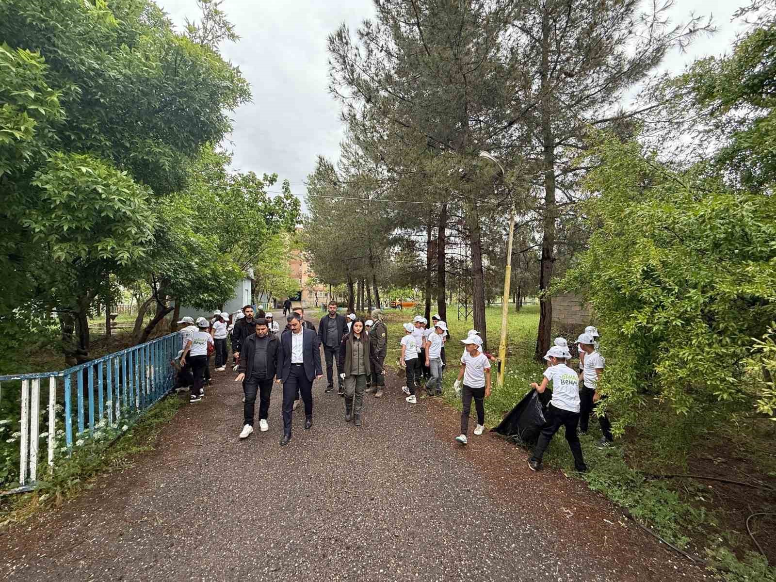 Dicle Kaymakamı Mustafa Atış, yeşil vatan için öğrencilerle birlikte okul bahçesini temizledi