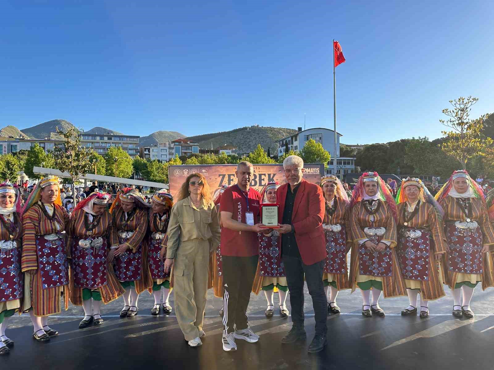Soma’da Zeybek Festivali yoğun ilgi gördü