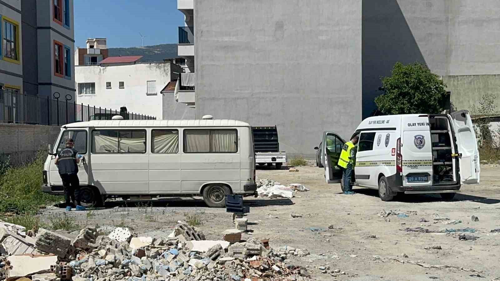 S&ouml;ke&rsquo;de bir kişi minib&uuml;s i&ccedil;erisinde &ouml;l&uuml; bulundu
